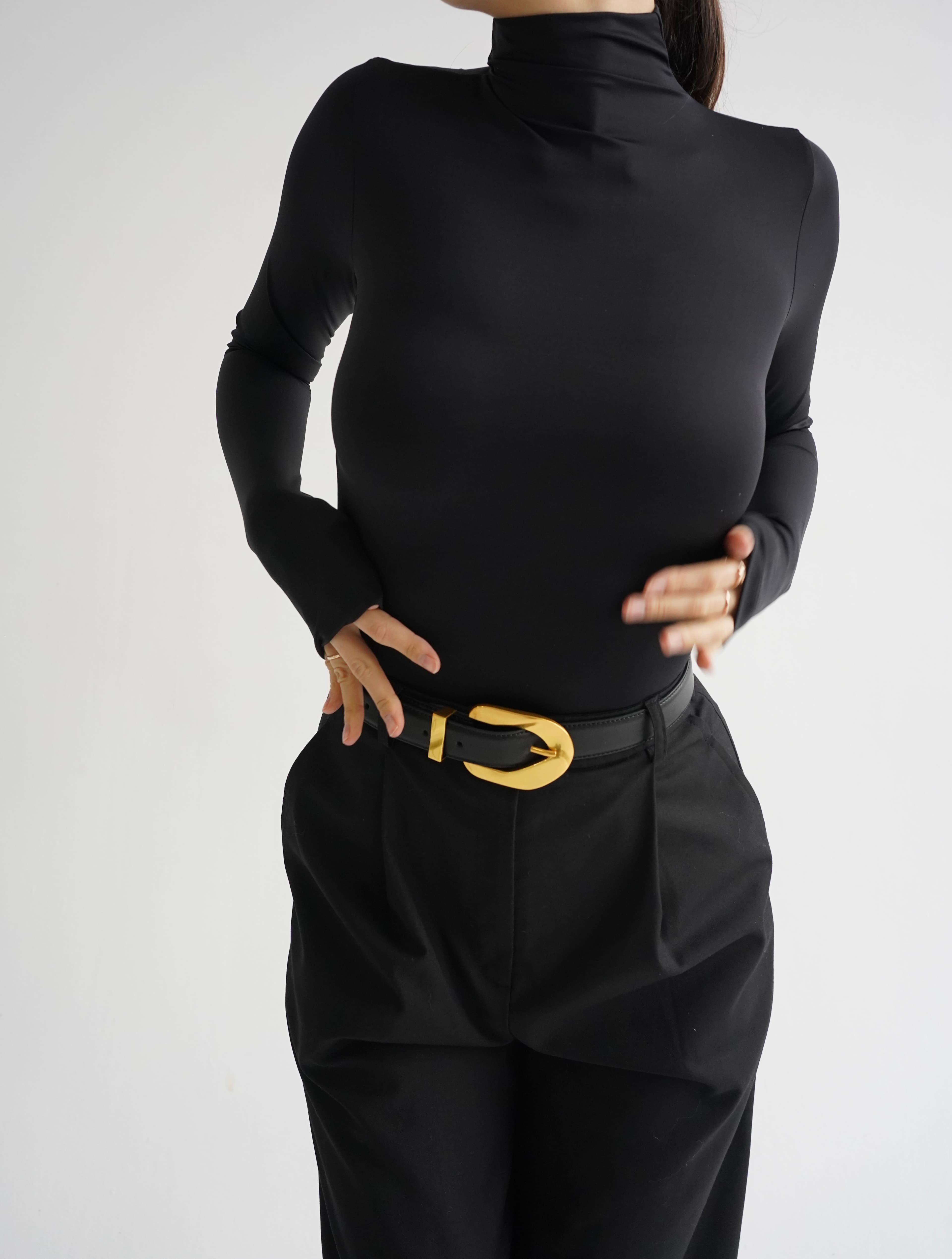 Maletă cu talia accentuată- Neagră image