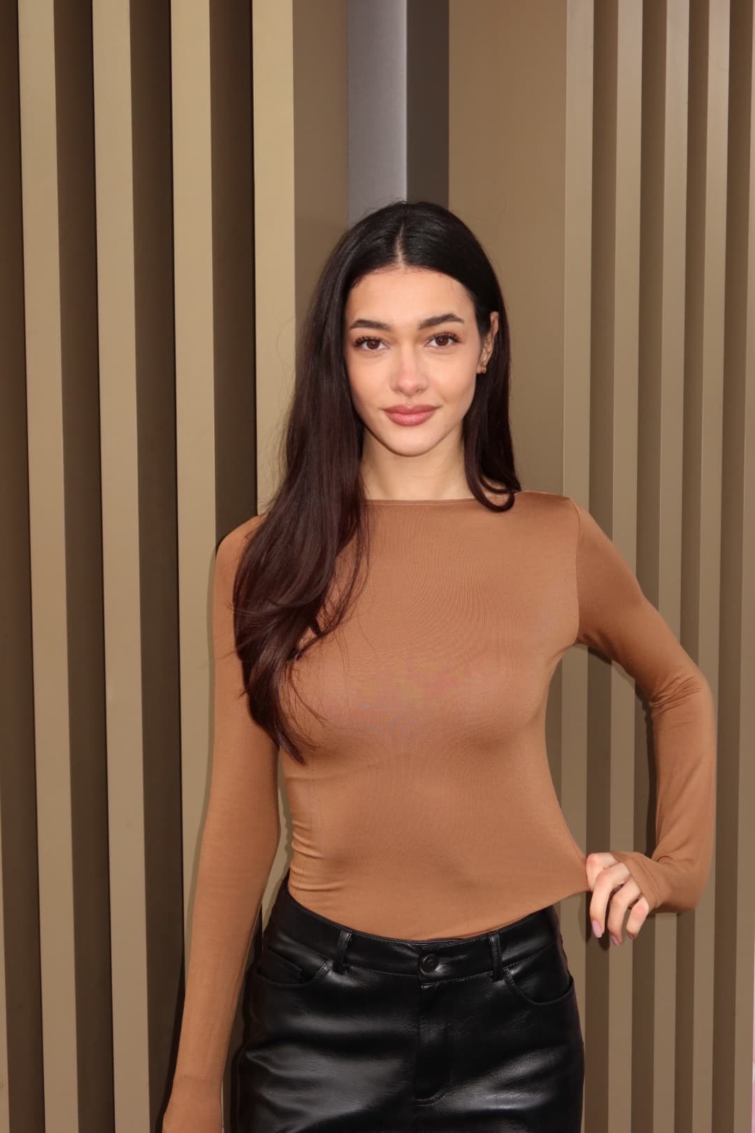 Maleta cu talia accentuată- Camel Brown image