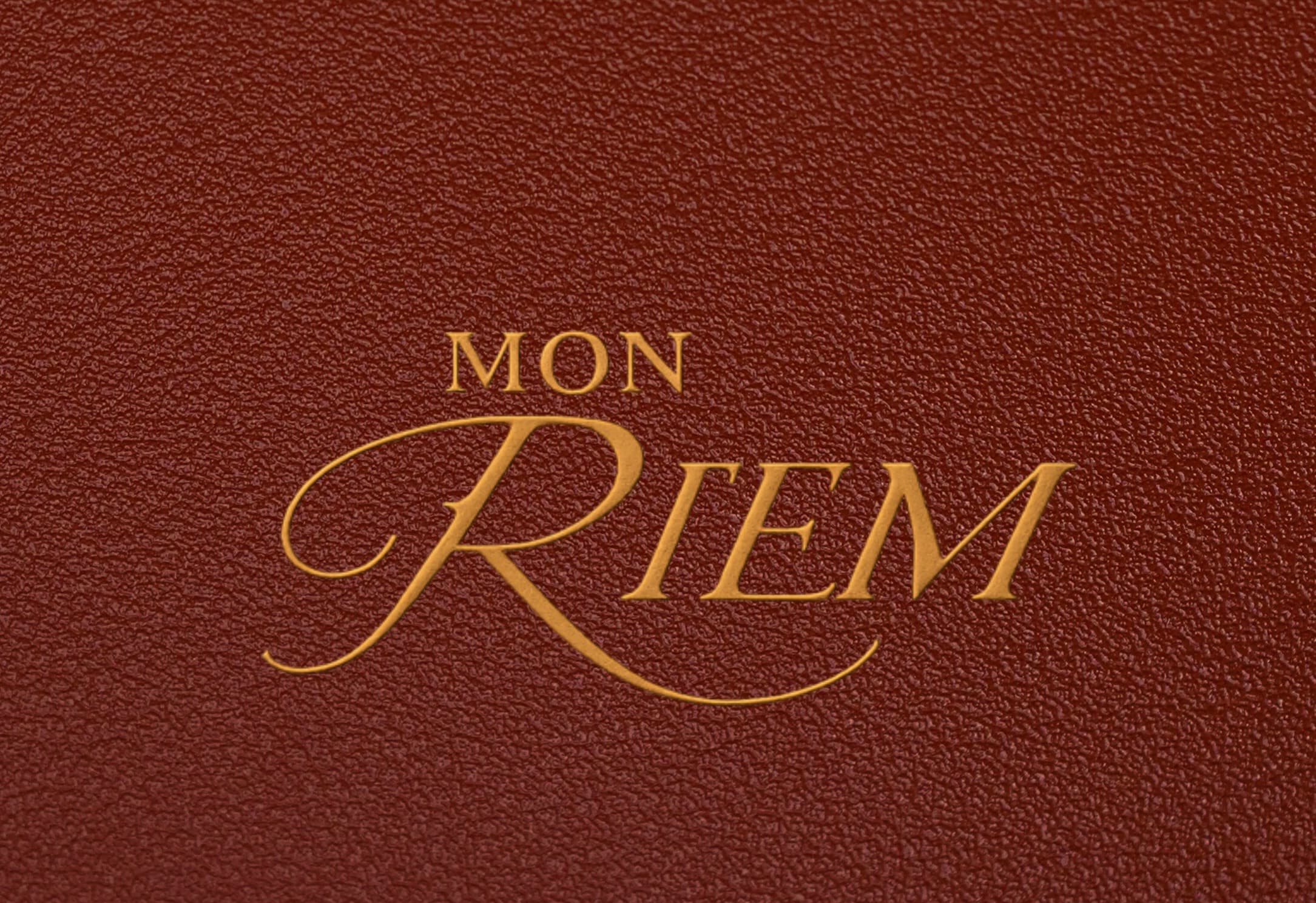 Rack minimalist cu haine neutre