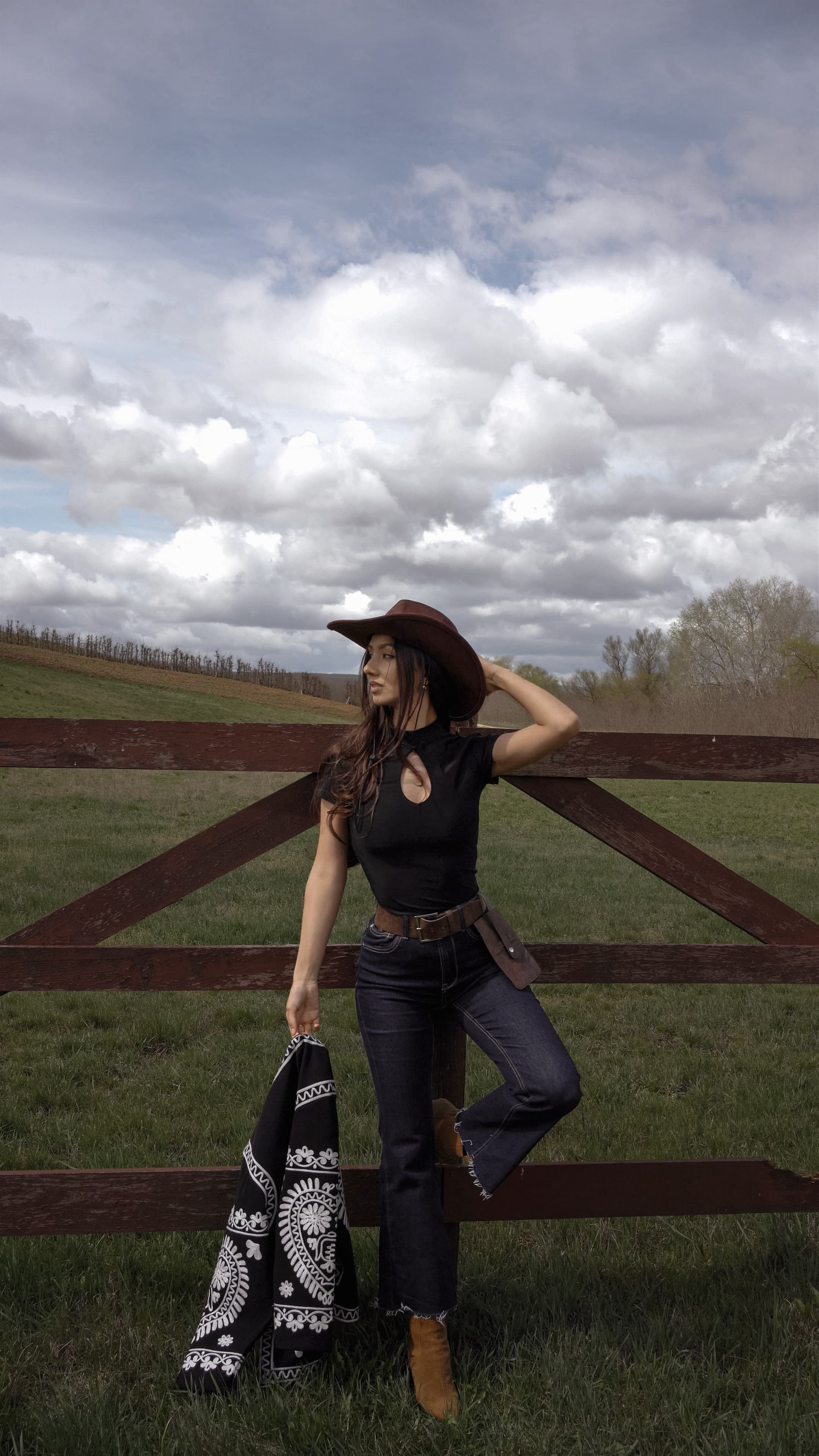 Tricou cu Talia Accentuată și Guler Mandarin image