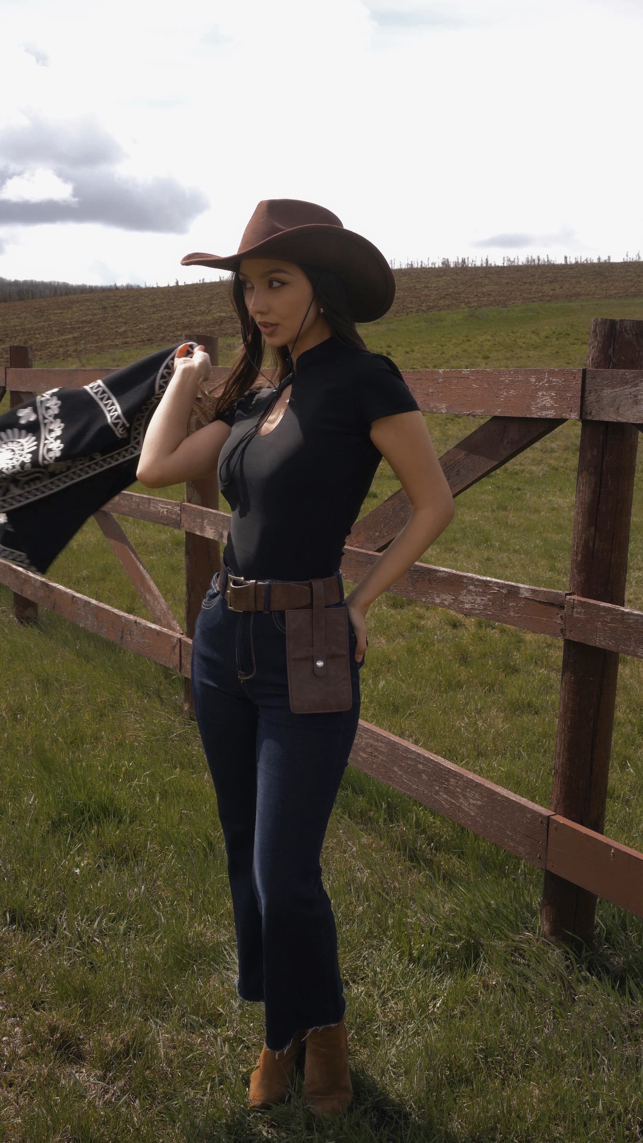 Tricou cu Talia Accentuată și Guler Mandarin image