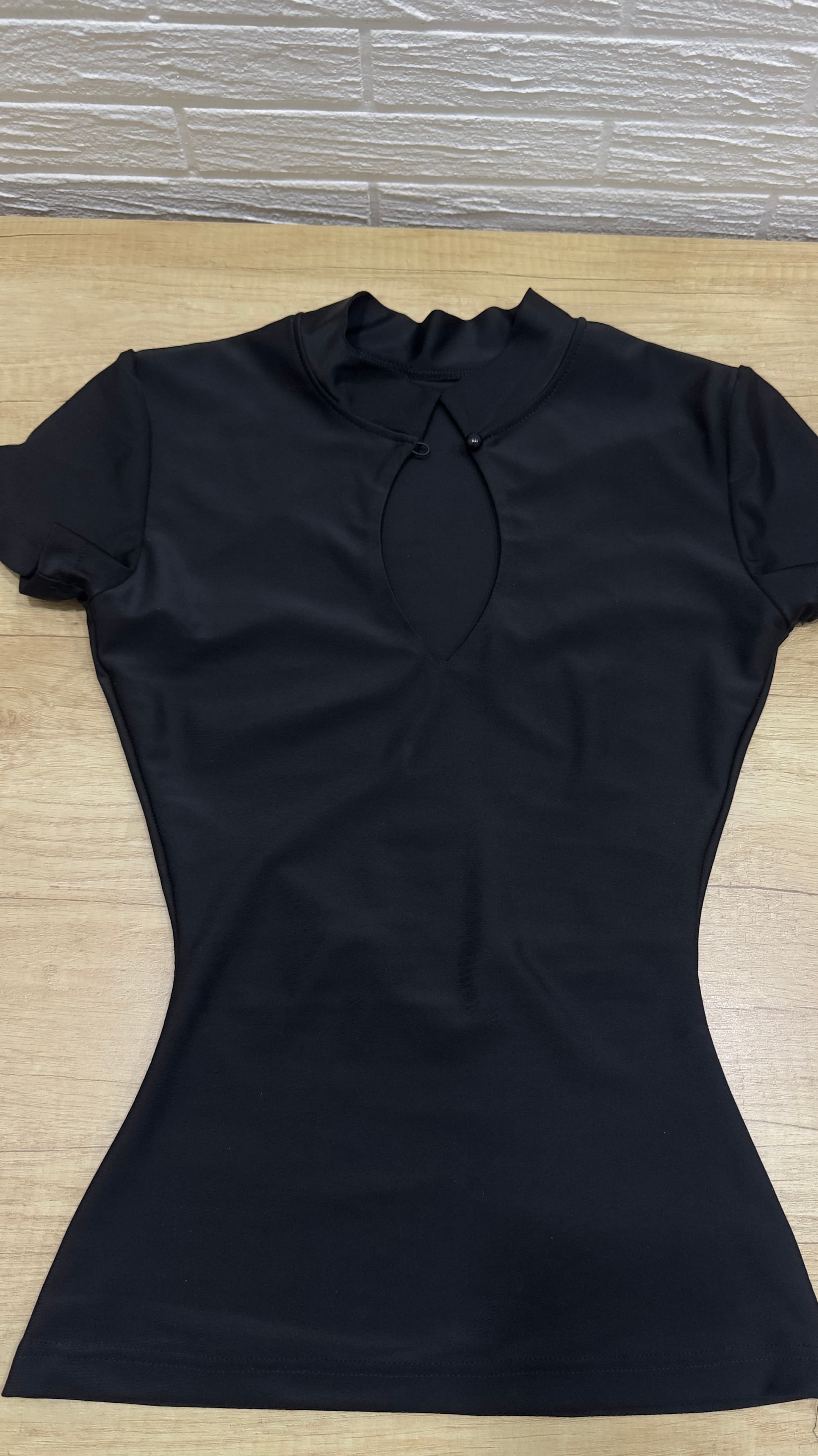 Tricou cu Talia Accentuată și Guler Mandarin image