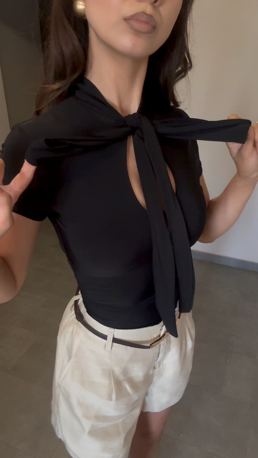 Tricou cu talia accentuată și detaliu fundă image