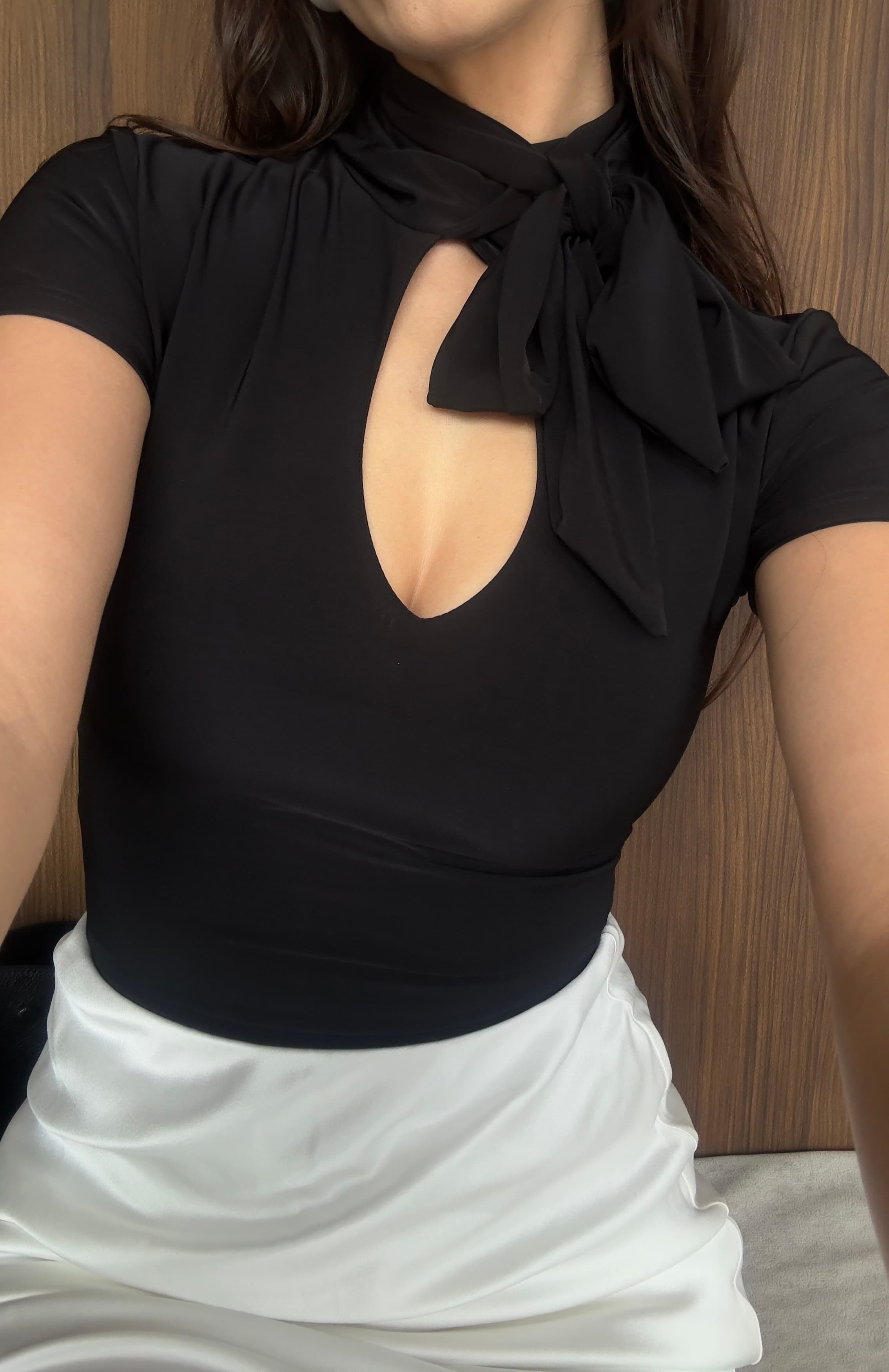 Tricou cu talia accentuată și detaliu fundă image