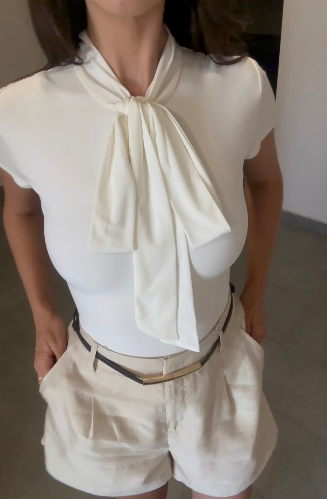 Tricou cu talia accentuată și detaliu fundă image