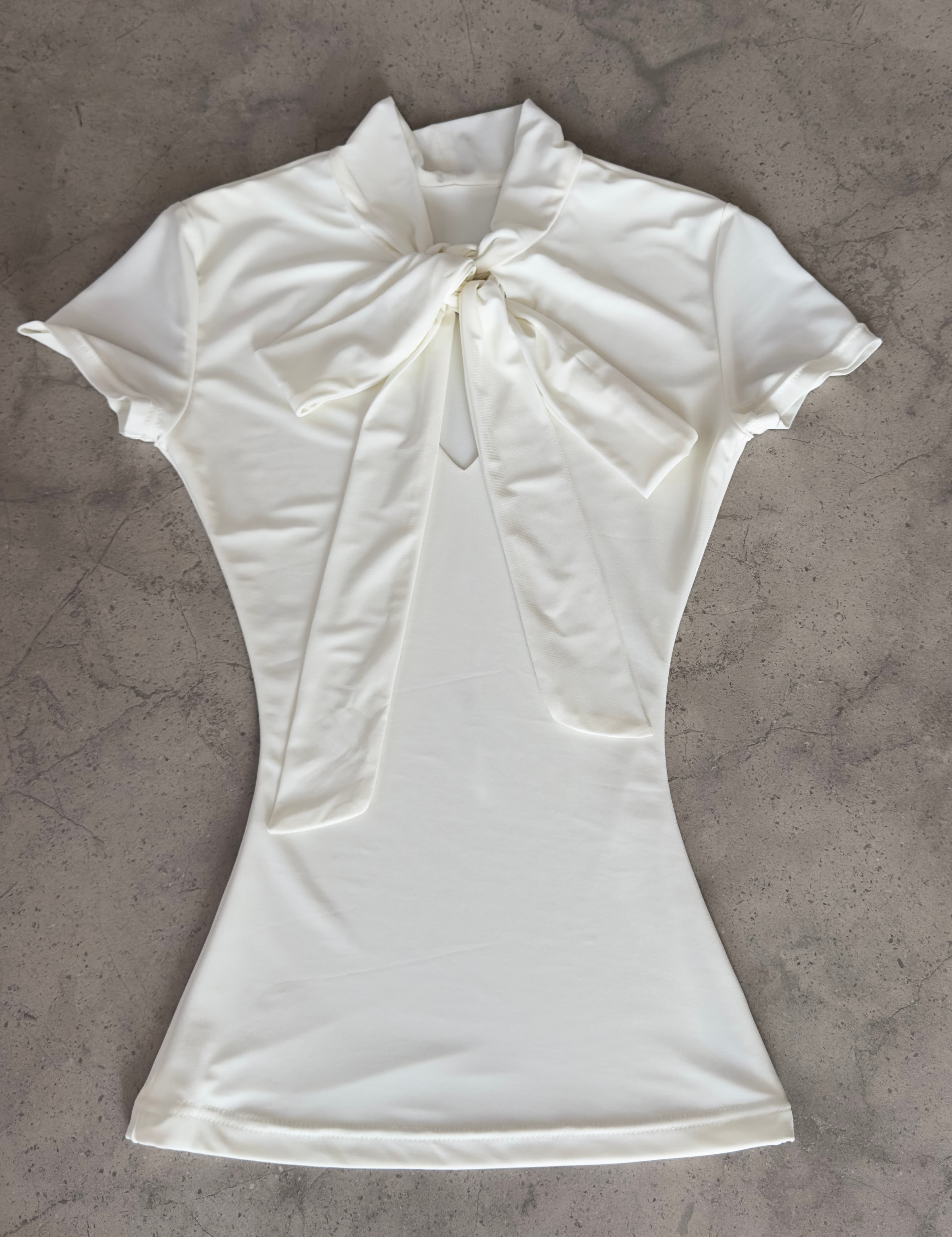 Tricou cu talia accentuată și detaliu fundă image
