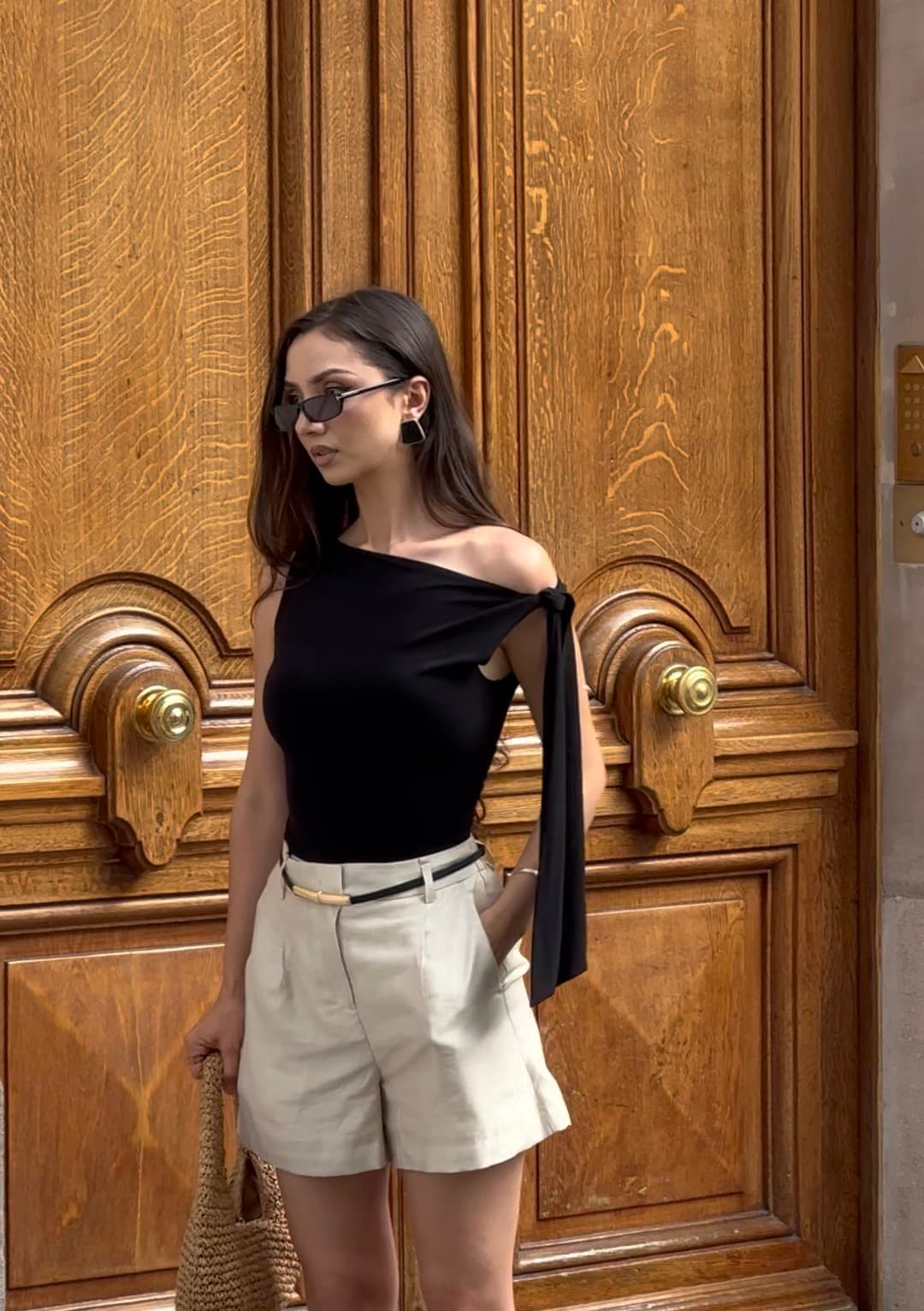 Tricou cu talia accentuată și nod lateral image