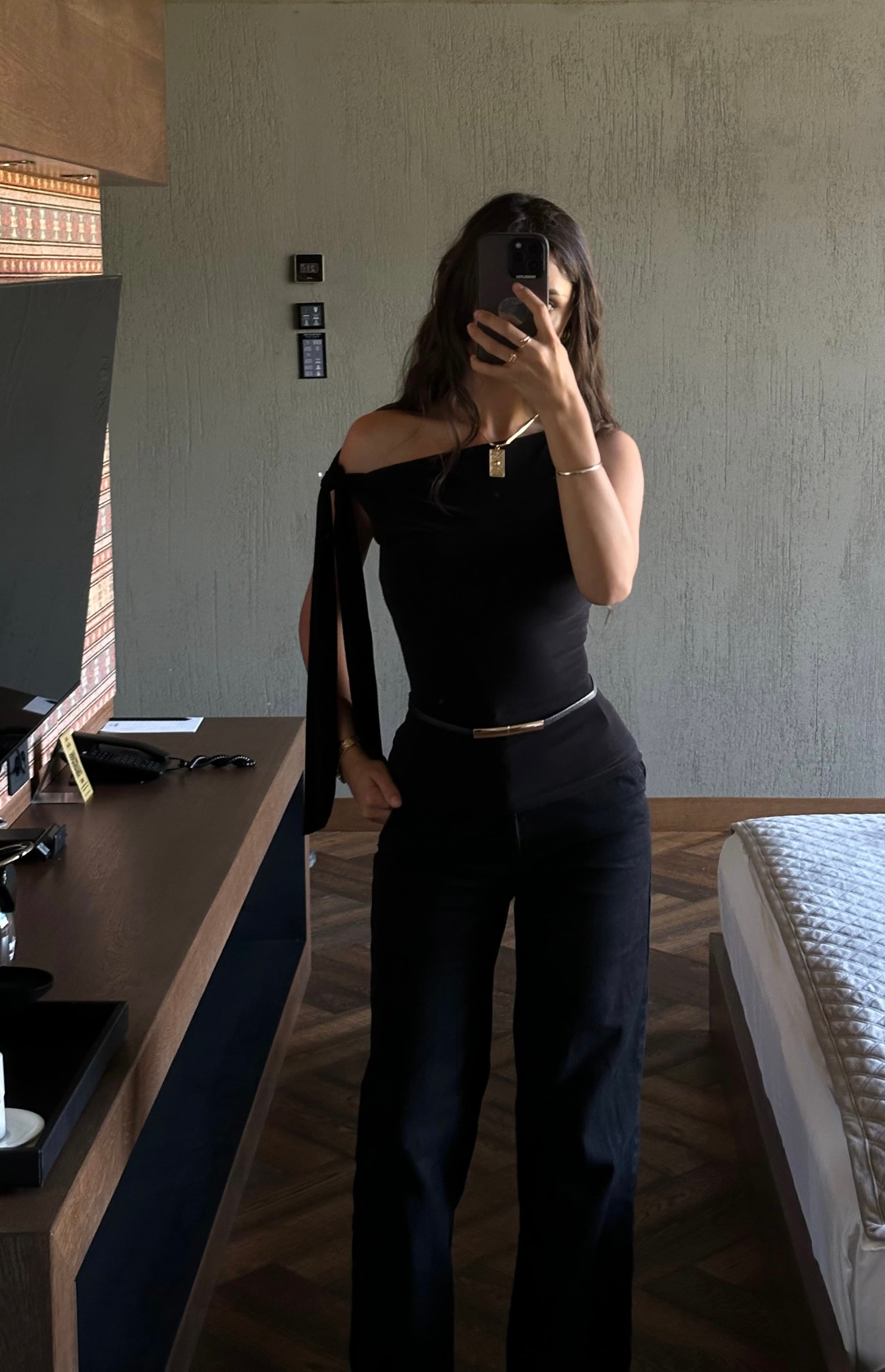 Tricou cu talia accentuată și nod lateral image
