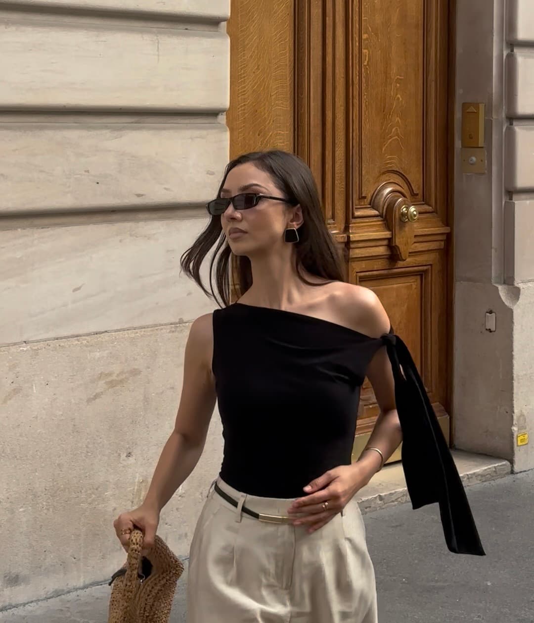 Tricou cu talia accentuată și nod lateral image